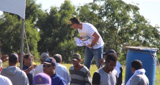 Greve dos caminhoneiros permanece na BR-101