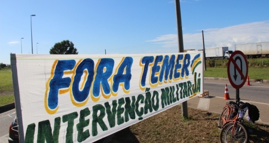 Greve dos caminhoneiros permanece na BR-101
