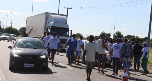 Greve dos caminhoneiros permanece na BR-101