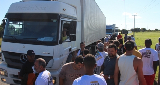 Greve dos caminhoneiros permanece na BR-101