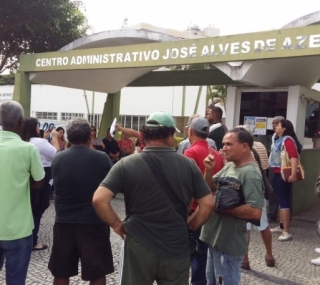 Servidores municipais protestam em frente a prefeitura