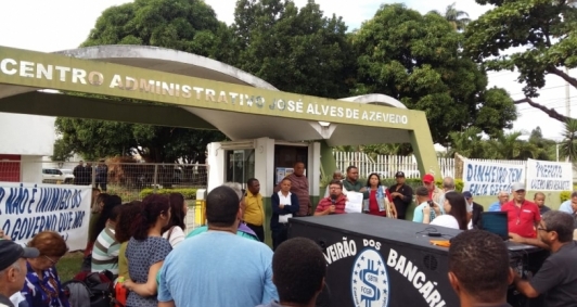 Servidores municipais protestam em frente a prefeitura