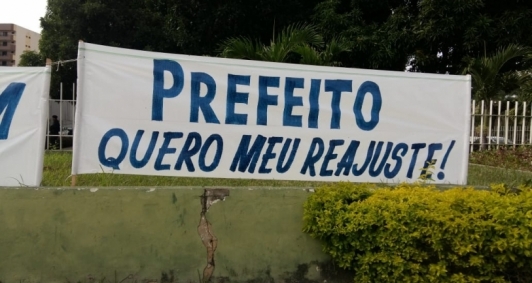 Servidores municipais protestam em frente a prefeitura