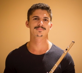 O flautista Lincoln Sena