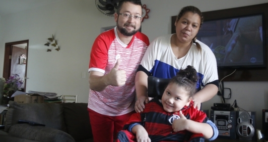 Valentina e os pais com a camisa autografada por jogadores do Flamengo