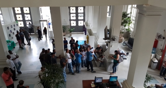 Alguns motoristas no entrar no plenrio devido  lotao