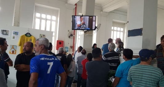 Alguns motoristas no entrar no plenrio devido  lotao