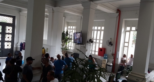 Alguns motoristas no entrar no plenrio devido  lotao