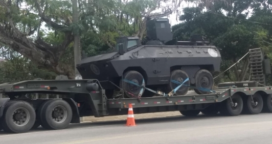 Veculo blindado das Foras Armadas atua em Guarus