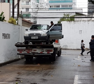 Ladrões abandonam na Praça São Salvador  