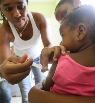 Vacinação contra pólio e sarampo