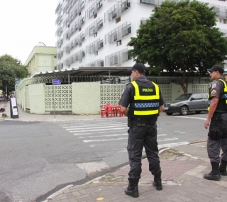 Policiais em patrulhamento perto do IFF