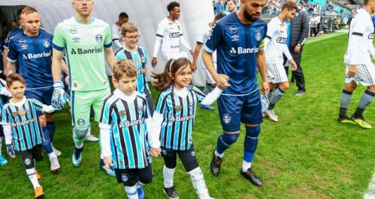 Pequena torcedora, portadora de doença rara, entrou em campo com o time