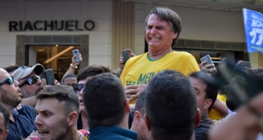 Bolsonaro foi esfaqueado durante ato de campanha em Minas Gerais