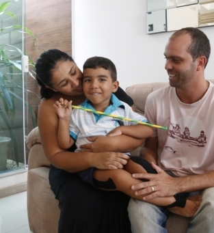 H um ano e quatro meses famlia de Pedro Lorenzo tem lutado para arrecadar recursos para manter tratamento do menino