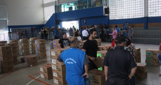 Urnas eletrônicas são distribuídas às seções