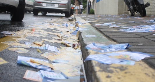 Caladas e ruas ficaram tomadas por santinhos