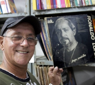 Ronaldo Lopes ao mostrar seu trabalho musical 