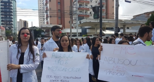 Manifestao de alunos de medicina (Foto: Vernica Nascimento)