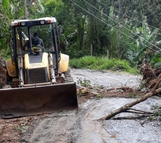 Máquinas da Prefeitura atuam na região serrana para liberar estradas em Macaé