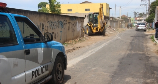 Superintendência de Limpeza retirou restos do muro e barricadas
