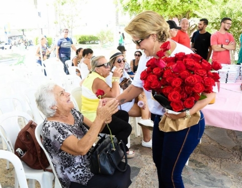 Prefeita Francimara distribuiu flores para as mulheres