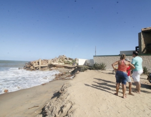Em Atafona, força das ondas chegou a derrbar parte do muro da casa de Sônia Ferreira