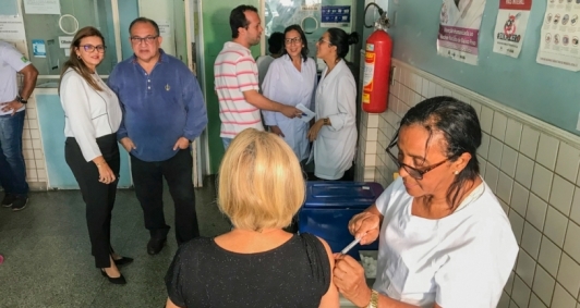 Secretário de Saúde abre campanha de vacinação em Campos