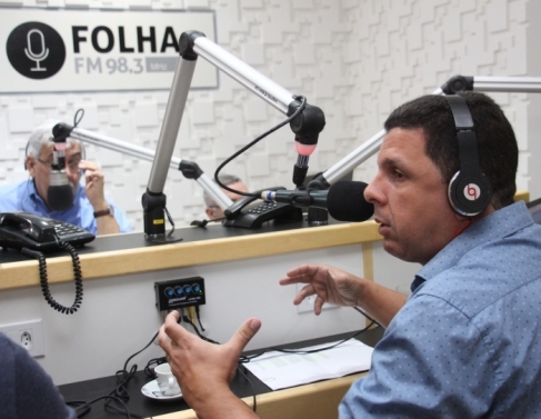 André Oliveira em entrevista na Radio Folha FM
