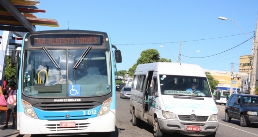Transporte é realizado por ônibus e vans