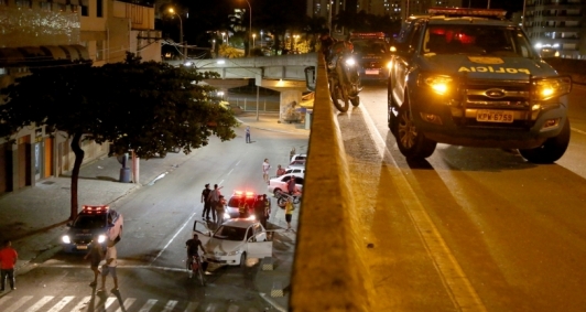 PM caiu de ponte durante perseguio (Foto: Rodrigo Silveira)