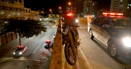 PM caiu de ponte durante perseguio (Foto: Rodrigo Silveira)