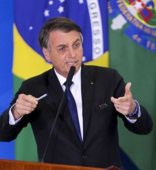  O presidente da Repblica, Jair Bolsonaro, assina o decreto.