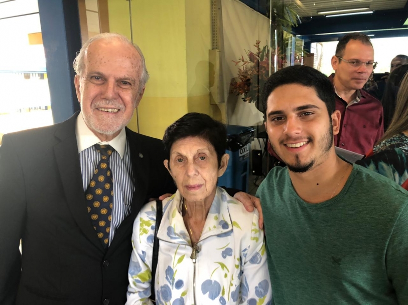 Agraciado com o título de Cidadão Itaperunense, Alberto Fioravanti com a esposa e o neto Alberto