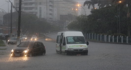 Chuva em Campos (Foto: Genilson Pessanha)