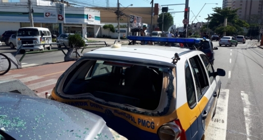 Acidente na 28 de Maro envolvendo um carro modelo Honda SRV e um carro da Guarda Civil Municipal
