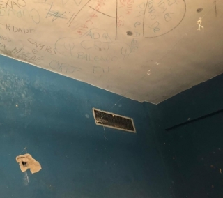 Imagens mostram má conservação em alas de unidade em Campos