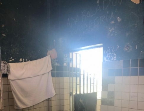 Imagens mostram má conservação em alas de unidade em Campos