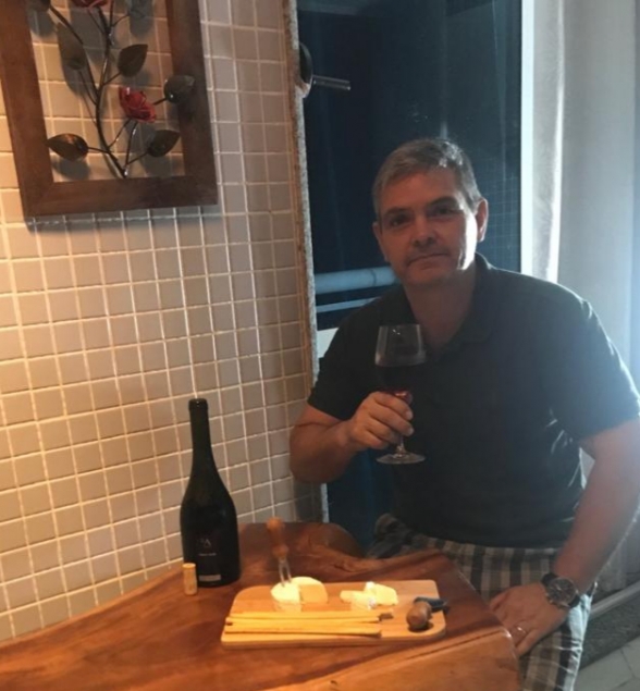  João Ricardo estudando o vinho da coluna de hoje
