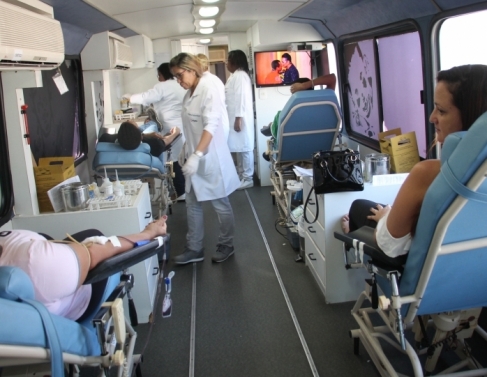 Unidade móvel do banco de sangue estacionada no Cietec
