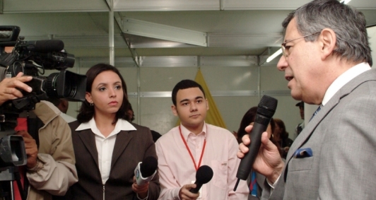 Paulo Henrique Amorim na Bienal de Campos, em 2008, conversando com a imprensa. No detalhe, os jornalistas Kamilla Coutinho e Antnio Filho