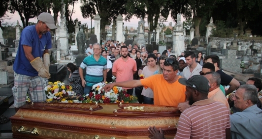 Emo��o no adeus (Foto: Genilson Pessanha)