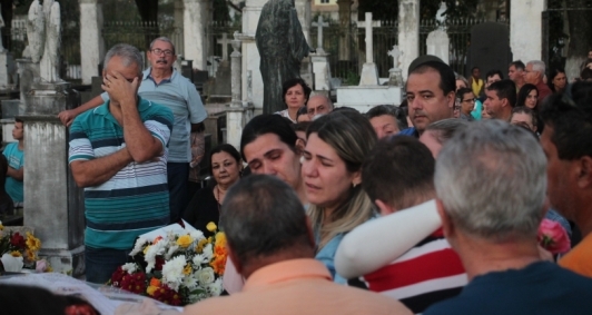 Emo��o no adeus (Foto: Genilson Pessanha)