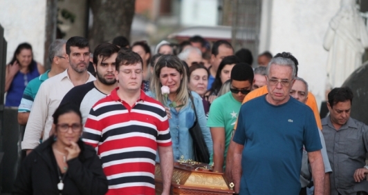 Emo��o no adeus (Foto: Genilson Pessanha)