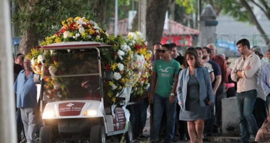 Emo��o no adeus (Foto: Genilson Pessanha)