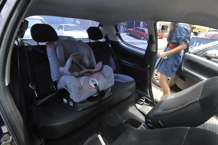 Cadeirinha para transportar crianças pode evitar escoriações em acidentes