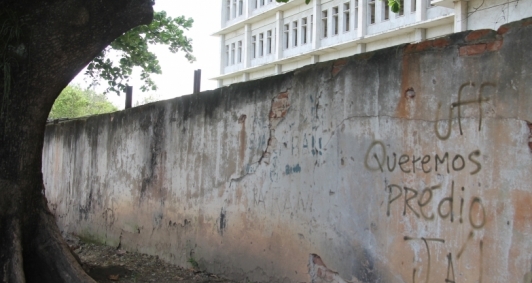 Obra est� abandonada desde 2015