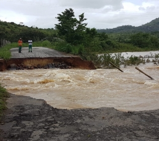 Estrada que liga Iterer a Rio Preto cede com a fora da gua