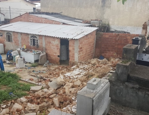 Chuva provoca queda de parte do muro do cemitrio do Caju