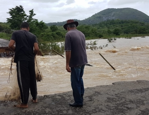 Estrada que liga Itereré a Rio Preto cede com a força da água